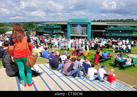 Großbild-TV am Aorangi Terrasse, die Meisterschaften 2012, Wimbledon, Merton Borough, Greater London, England, Vereinigtes Königreich Stockfoto