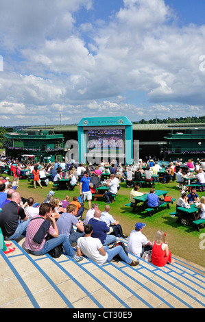 Großbild-TV am Aorangi Terrasse, die Meisterschaften 2012, Wimbledon, Merton Borough, Greater London, England, Vereinigtes Königreich Stockfoto