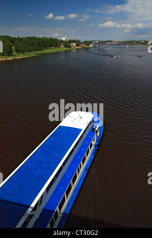 Motorschiff Promenade am großen Fluss Stockfoto