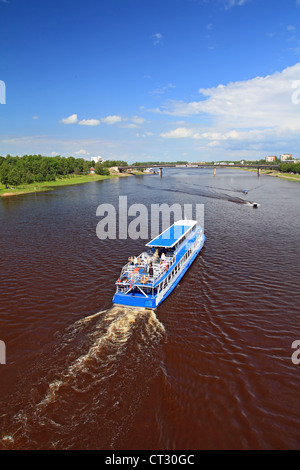 Motorschiff Promenade am großen Fluss Stockfoto