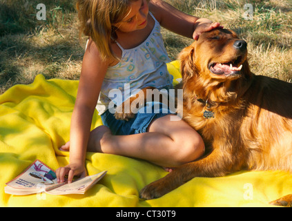 Ein junges Mädchen einen Hund streicheln. Stockfoto