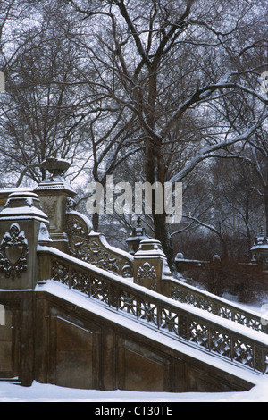 Die schneebedeckte Treppe am Bethesda Brunnen im Central Park, NYC. Stockfoto