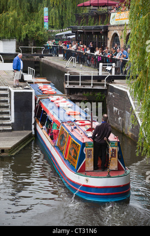 Schmale Boot am Regents Kanal betreten das Schloss neben Camden Lock Market, London, England, UK Stockfoto