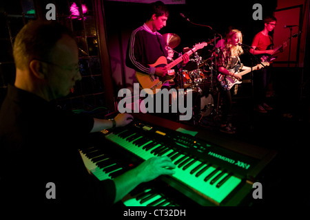 Erwachsenen Keyboarder begleitet eine teenage-Band Band in South London Pub durchführen. Stockfoto