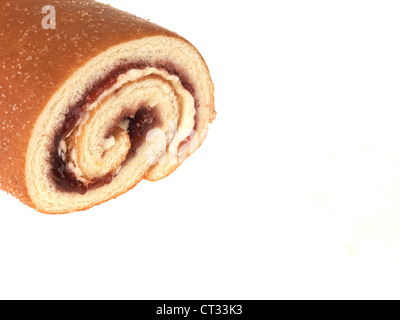 Gebackene Frische Schweizer Schwamm Roll Kuchen gefüllt mit Erdbeermarmelade und Sahne Isoliert gegen einen weißen Hintergrund ohne Menschen, die bereit sind, zu Essen Stockfoto