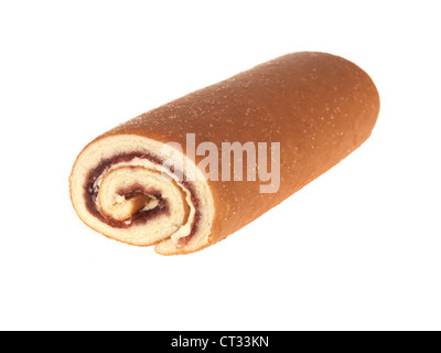 Gebackene Frische Schweizer Schwamm Roll Kuchen gefüllt mit Erdbeermarmelade und Sahne Isoliert gegen einen weißen Hintergrund ohne Menschen, die bereit sind, zu Essen Stockfoto