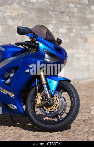 Elektrische blaue Kawasaki ZX6R außerhalb an Oxford College. Stockfoto