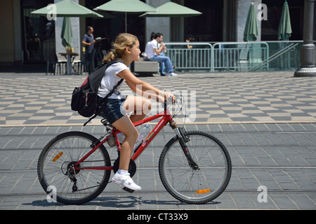 Junge Frau Radfahren durch Place Masséna, Nizza, Côte d ' Azur, Alpes-Maritimes, Provence-Alpes-Côte d ' Azur, Frankreich Stockfoto