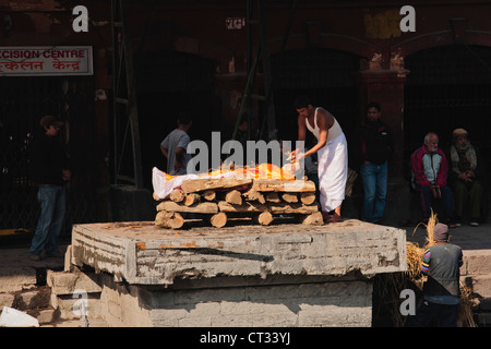 Traditionelle Feuerbestattung an den Ufern des Flusses Bagmati bei Pashputinath, Kathmandu, Bagmati, Nepal Stockfoto