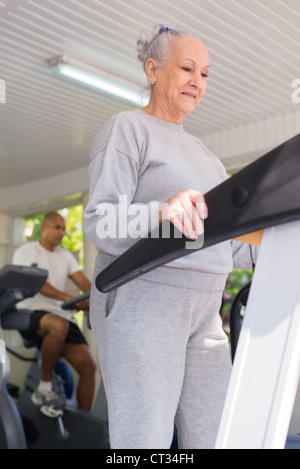 Menschen und Sport, ältere Frau auf Laufband im Fitness-Studio trainieren Stockfoto