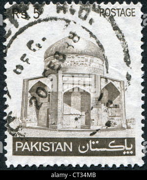 Pakistan - ca. 1985: Eine Briefmarke gedruckt in Pakistan, zeigt das Mausoleum des Ibrahim Khan Makli, ca. 1985 Stockfoto