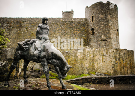 Harlech Castle Zwei-Könige-Statue Harlech Wales | HARLECH, Wales — Die Zwei-Könige-Statue von Ivor Roberts-Jones steht vor Harlech Castle in Gwynedd, Nordwales. Die 1984 enthüllte Skulptur stellt eine Szene aus den walisischen Mabinogion dar, in der Bendigeidfran seinen Neffen Gwern trägt. Dieses ergreifende Kunstwerk steht im Kontrast zu dem im 13. Jahrhundert von Edward I. erbauten Schloss, das Teil des UNESCO-Weltkulturerbes „Schlösser und Stadtmauern von König Edward in Gwynedd“ ist. Stockfoto