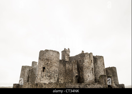 Bewölktem Himmel in Harlech Castle in Harlech Gwynedd, an der nordwestlichen Küste von Wales neben der irischen See. Das Schloss wurde von Edward gebaut habe ich in den schließenden Jahrzehnten des 13. Jahrhunderts als eine der Burgen entworfen, um der Eroberung von Wales zu konsolidieren. Stockfoto