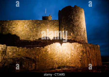 HARLECH, Wales – Harlech Castle, eine Festung aus dem 13. Jahrhundert, die von Eduard I. erbaut wurde, steht an der Nordwestküste von Wales vor dem Abendhimmel. Das verblassende Licht unterstreicht die imposante Umrisse dieses UNESCO-Weltkulturerbes, zeigt seine strategische Lage mit Blick auf die Irische See und erinnert an die mittelalterliche Pracht dieses historischen Denkmals. Stockfoto