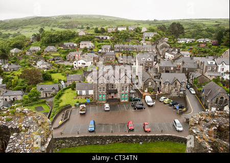 HARLECH, Wales – der Blick von den Festungen von Harlech Castle, einer Festung aus dem 13. Jahrhundert, die von Eduard I. an der Nordwestküste von Wales erbaut wurde. Dieses UNESCO-Weltkulturerbe bietet ein beeindruckendes Panorama der umliegenden Landschaft, einschließlich der Tremadog Bay und der Snowdonia Berge, was die strategische Bedeutung der Lage im Mittelalter verdeutlicht. Stockfoto