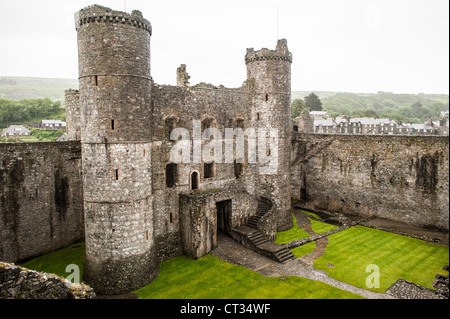 HARLECH, Wales – der Blick von den Festungen von Harlech Castle, einer Festung aus dem 13. Jahrhundert, die von Eduard I. an der Nordwestküste von Wales erbaut wurde. Dieses UNESCO-Weltkulturerbe bietet ein beeindruckendes Panorama der umliegenden Landschaft, einschließlich der Tremadog Bay und der Snowdonia Berge, was die strategische Bedeutung der Lage im Mittelalter verdeutlicht. Stockfoto