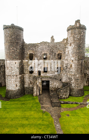 HARLECH, Wales – der Blick von den Festungen von Harlech Castle, einer Festung aus dem 13. Jahrhundert, die von Eduard I. an der Nordwestküste von Wales erbaut wurde. Dieses UNESCO-Weltkulturerbe bietet ein beeindruckendes Panorama der umliegenden Landschaft, einschließlich der Tremadog Bay und der Snowdonia Berge, was die strategische Bedeutung der Lage im Mittelalter verdeutlicht. Stockfoto