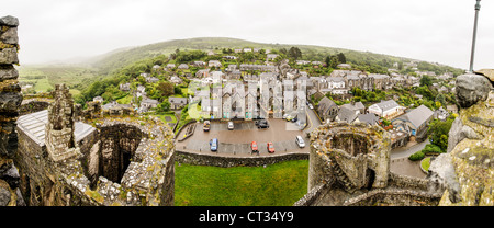 HARLECH, Wales – der Blick von den Festungen von Harlech Castle, einer Festung aus dem 13. Jahrhundert, die von Eduard I. an der Nordwestküste von Wales erbaut wurde. Dieses UNESCO-Weltkulturerbe bietet ein beeindruckendes Panorama der umliegenden Landschaft, einschließlich der Tremadog Bay und der Snowdonia Berge, was die strategische Bedeutung der Lage im Mittelalter verdeutlicht. Stockfoto