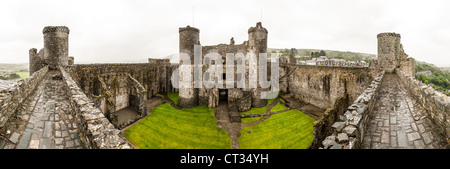 HARLECH, Wales – der Blick von den Festungen von Harlech Castle, einer Festung aus dem 13. Jahrhundert, die von Eduard I. an der Nordwestküste von Wales erbaut wurde. Dieses UNESCO-Weltkulturerbe bietet ein beeindruckendes Panorama der umliegenden Landschaft, einschließlich der Tremadog Bay und der Snowdonia Berge, was die strategische Bedeutung der Lage im Mittelalter verdeutlicht. Stockfoto