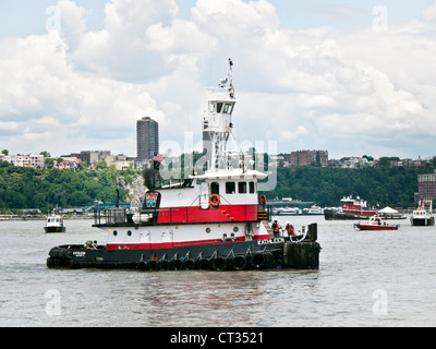 roten & weißen Schlepper Schlepper Kathleen gesehen am Hudson River von New York City mit New Jersey Palisades im Hintergrund Stockfoto
