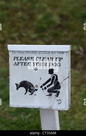 Hund (Canis Lupus Familiaris) Reinigung oben unterzeichnen. Bezieht sich auf die Verschmutzung von Land Act 1996. Norfolk. Stockfoto