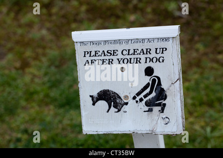 Hund Zeichen aufräumen. Bezieht sich auf die Verschmutzung des Land Act 1996. Norfolk. Stockfoto