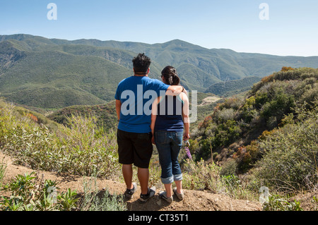Mann und Frau paar Ausschau und genießen den Blick auf Ojai Valley in Kalifornien. Stockfoto