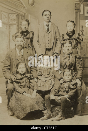 Ca. 1880 s Kabinett Karte fotografieren, Großfamilie in Webster, Massachusetts. Stockfoto