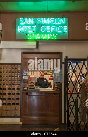 Diese funktionierende, kleine Vintage Postamt befindet sich in Sebastians Store in San Simeon. Stockfoto