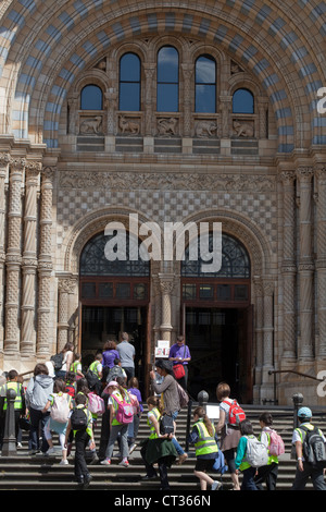 Natural History Museum, Eingang. Schule Partei Ankunft für eine Bildungsreise. Cromwell Road, South Kensington, London. Stockfoto
