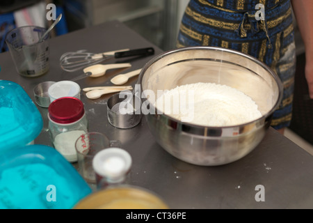 Eine Frau Mischungen zusammen Zutaten in eine große Rührschüssel Schüssel beim Backen Krapfen am Tandmen Krapfen, eine kleine Boutique Bäckerei ich Stockfoto