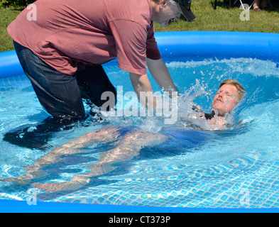 Mann, getauft in ein Outdoor-Taufe-Dienst in Riverdale Park, Maryland Stockfoto