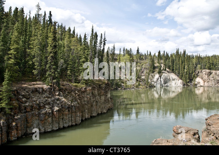 Ein Blick auf das Miles Canyon Gebiet am Yukon River in der Nähe des historischen Klondike Goldrauschgebiets von Canyon City, Yukon Territory, Kanada. Stockfoto