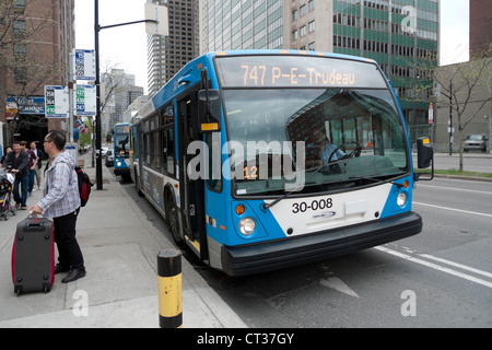 Asiatische Passagier bekommt an einer Bushaltestelle durch die 747 Trudeau Flughafen-Bus am Boulevard René Lévesque Montreal Quebec in der Nähe von Chinatown. Stockfoto