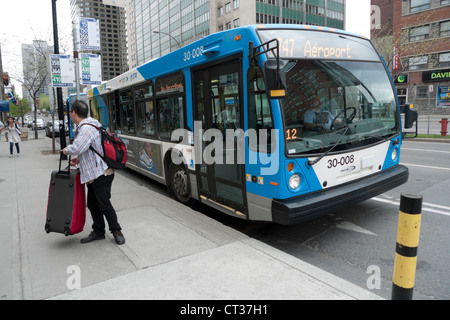 Asiatische Pkw ablassen an einer Bushaltestelle mit dem 747 Trudeau Airport Bus auf Boul. René-Lévesque Montreal Quebec KATHY DEWITT Stockfoto