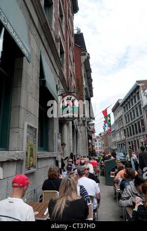 Menschen Essen im Freien in 3 Brasseurs Restaurant an der Rue St. Paul Est Montreal, Quebec Kanada KATHY DEWITT Stockfoto