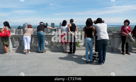 Touristen die Menschen die Stadt Montreal vom Mont Royal Aussichtsplattform im Frühjahr Kondiaronk Quebec Kanada KATHY DEWITT Stockfoto