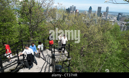 Ansicht der Stadt von Montreal durch Frühling Laub mit Leuten auf der Treppe den Berg Mont-Royal aufsteigend Stockfoto