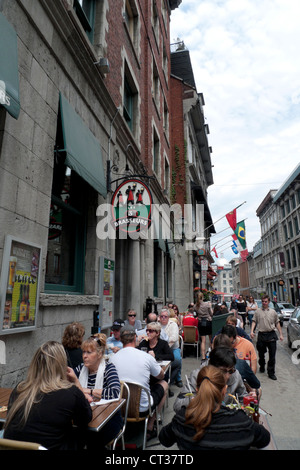 Menschen Essen im Freien an Tischen auf dem Bürgersteig in 3 Brasseurs Restaurant an der Rue St. Paul Est Montreal, Quebec KATHY DEWITT Stockfoto