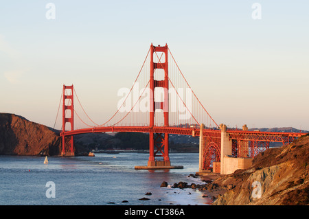 Golden Gate Bridge von Bäcker Strandbereich in San Francisco bei Sonnenuntergang Stockfoto