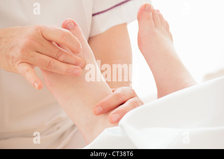 Frau, Fuß-massage im Spa Stockfoto