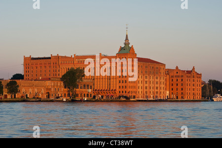 Das Hilton Molino Stucky Hotel auf der Giudecca, Venedig, Italien, bei Sonnenaufgang gesehen. Es wurde von einer Mühle aus dem 19. Jahrh. Umgebaut Stockfoto