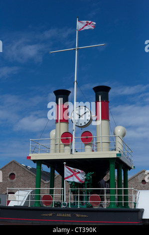 Eine angetriebene Dampfuhr in St. Helier, Jersey mit der Jersey-Flagge Stockfoto