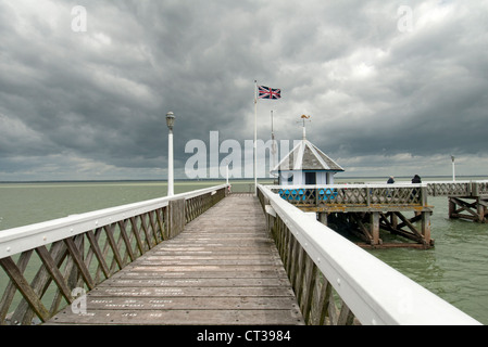 Yarmouth Pier auf der Isle Of Wight, The Pier der einzige links in The British Isles, die völlig konstruiert ist aus Holz Stockfoto