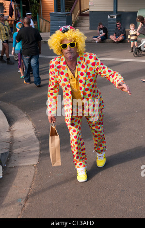 Mann während Nimbins Mardi Grass als Clown verkleidet Stockfoto