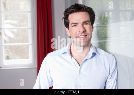 Nahaufnahme von mans lächelndes Gesicht Stockfoto