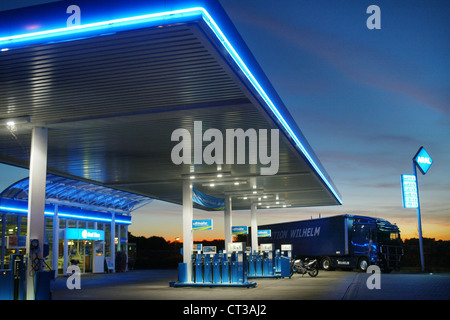 Berlin, eine Aral-Tankstelle im Abendlicht Stockfoto