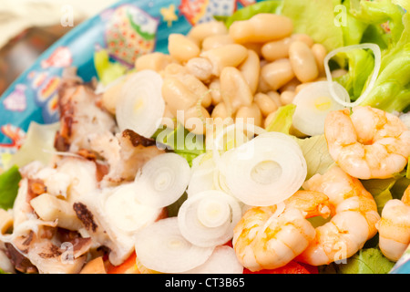 Mix Salat mit Tintenfisch, Garnelen, Bohnen und Union. Stockfoto