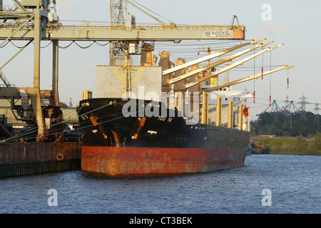 Hamburg, ein Schiff in einem Container des Hamburger Hafens Stockfoto