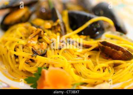 Spaghetti mit Muscheln, Muscheln und Safran. Stockfoto